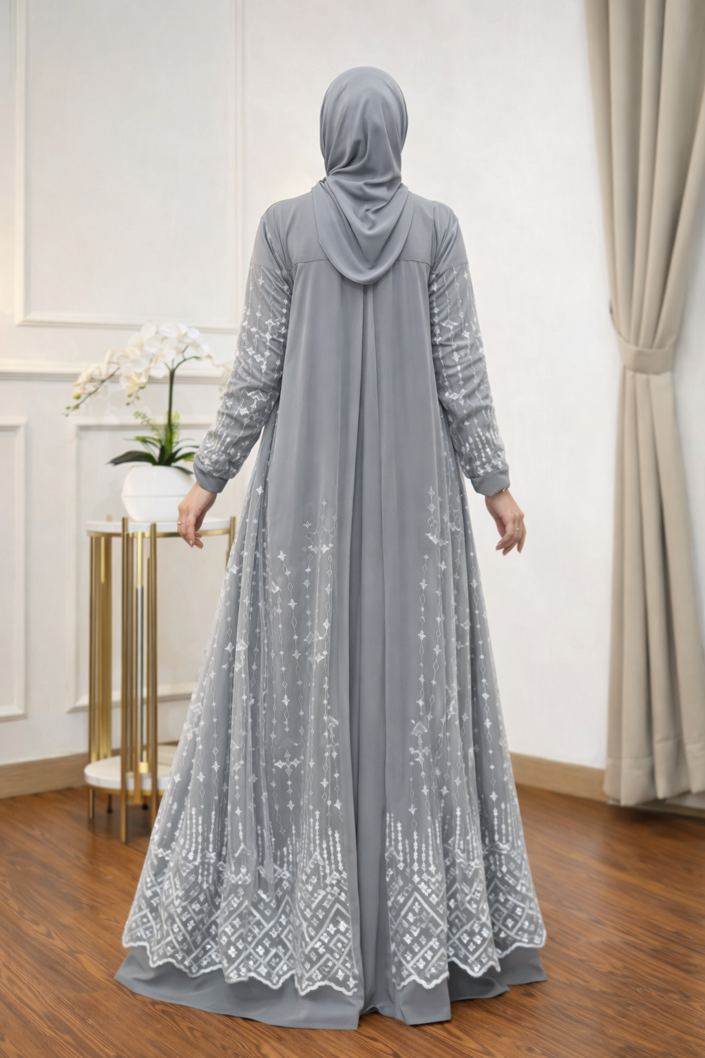 Abaya Argentée en Tulle Brodé – Chic & Raffinement